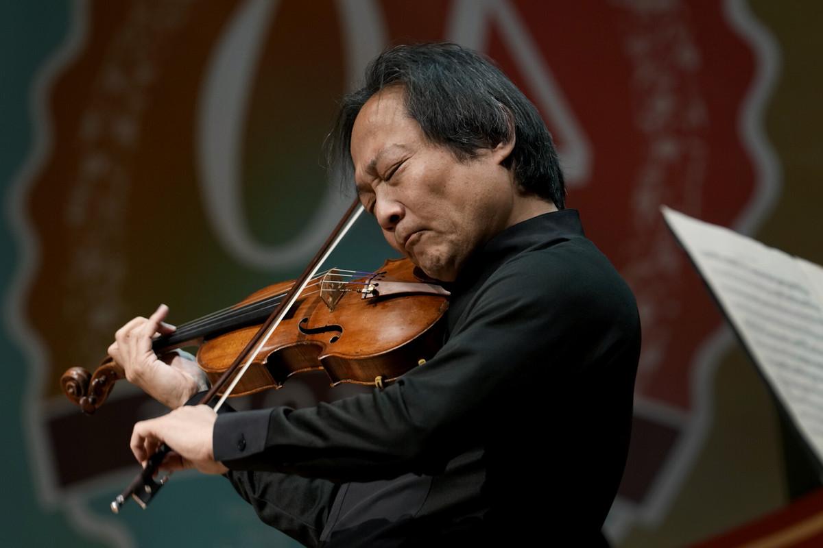 斯科特柳, Chief Conductor and Artistic Director of the Mexico City Philharmonic. CC’s annual 夏天 Music Festival, running June 2-21, kicks off its season on June 5 at Packard Hall with performances by four ensembles that played selected pieces by Bach, Hindemith, Saints-Saën and Mozart. Over ten musicians graced the stage and Packard was packed to near capacity. Photo by Jamie Cotten / Colorado College